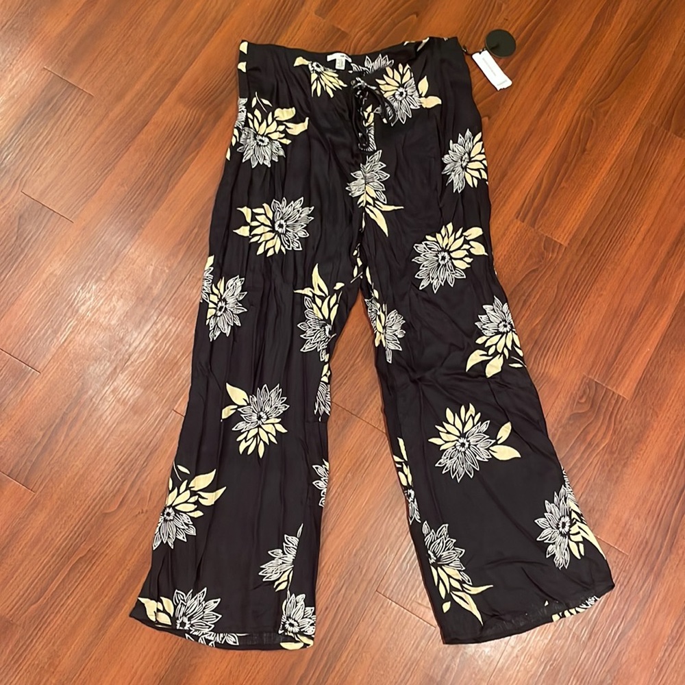 Amuse society, black flower pants with tags size L